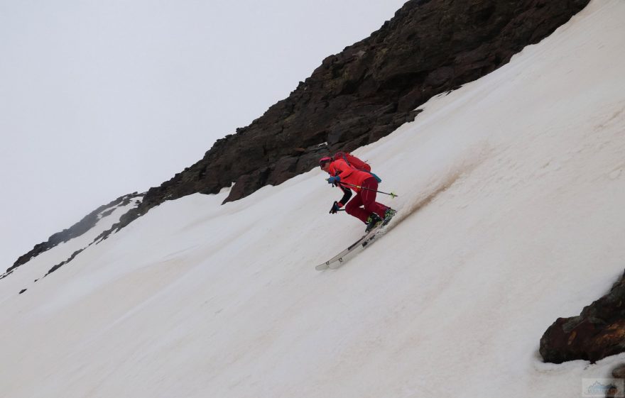 Sjezd na jih z hlavního hřebene Sierra Nevada