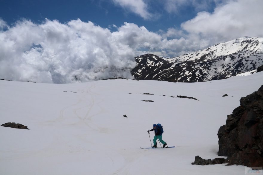 Stoupání z jihu k hlavnímu hřebenu Sierra Nevada, v mracích se skrývá Středozemní moře a Afrika