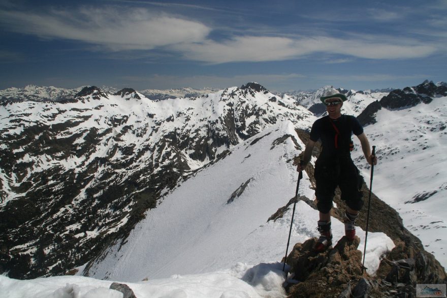 Na vrcholu Pico de Paderna bez lyží, museli jsme je nechat kousek pod vrcholem