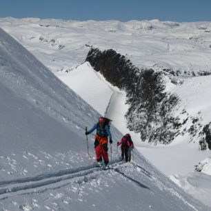 Poslední traverz pod vrcholem Storebjornu (2222 m)