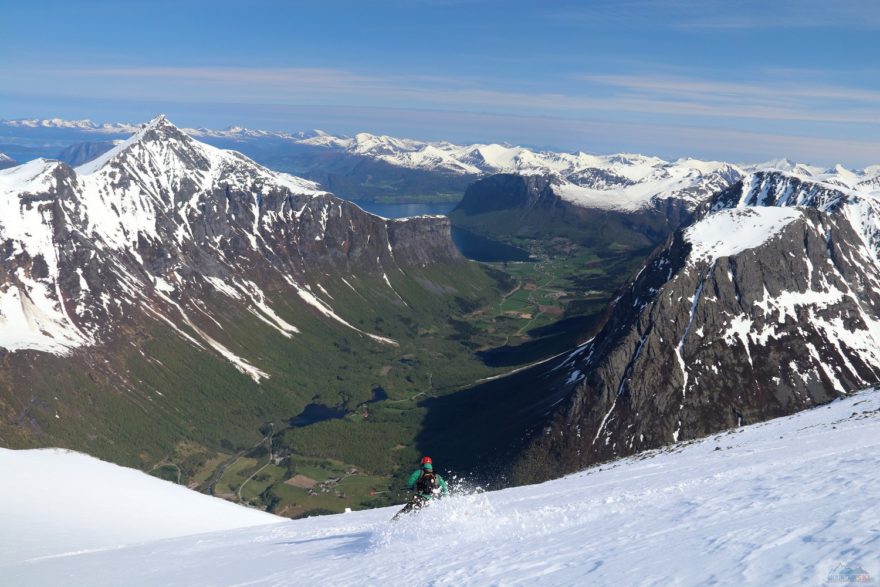 Petr práší z Hesenu s výhledem na fjord