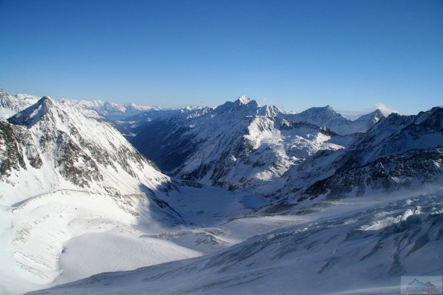 Pohled na Stubai s vyfoukanými horami