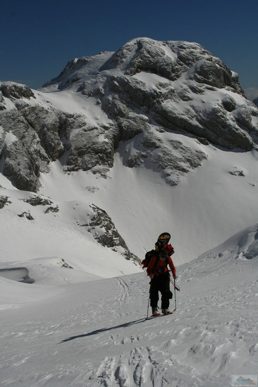 Ano, i snowboardisti se sněžnicemi tady chodí