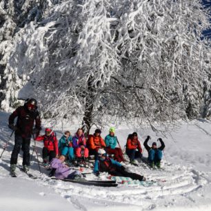 Jedna ze skialpinistických skupinek na hřebenu Beskyd