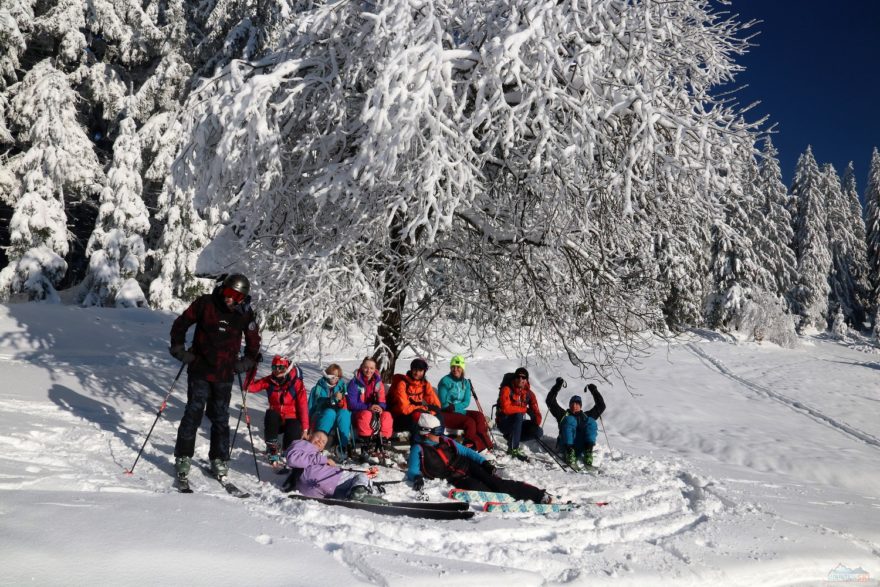 Jedna ze skialpinistických skupinek na hřebenu Beskyd