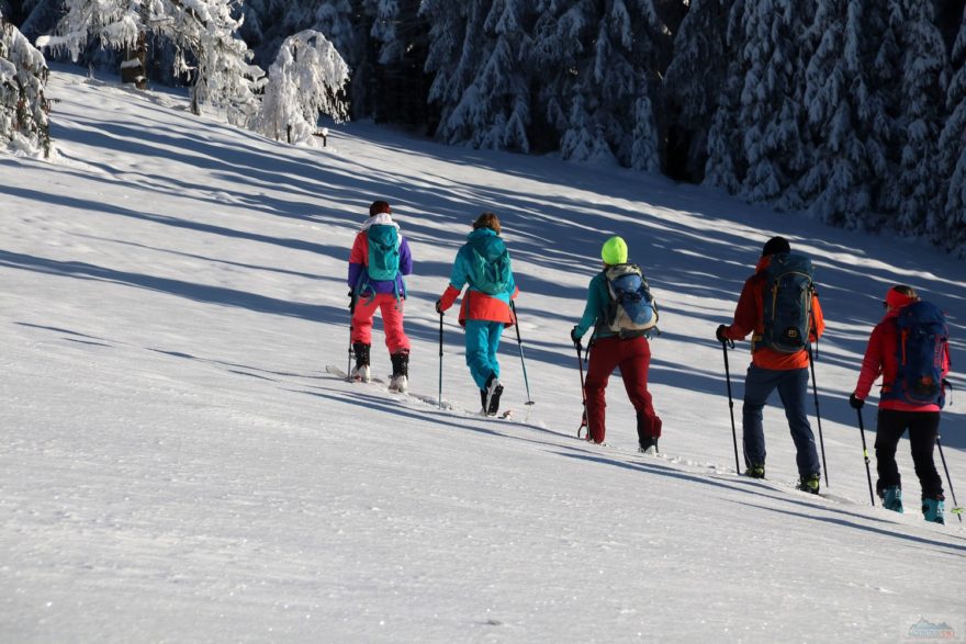 Vedu skupinku na skialpech na hřebenu u Benešek