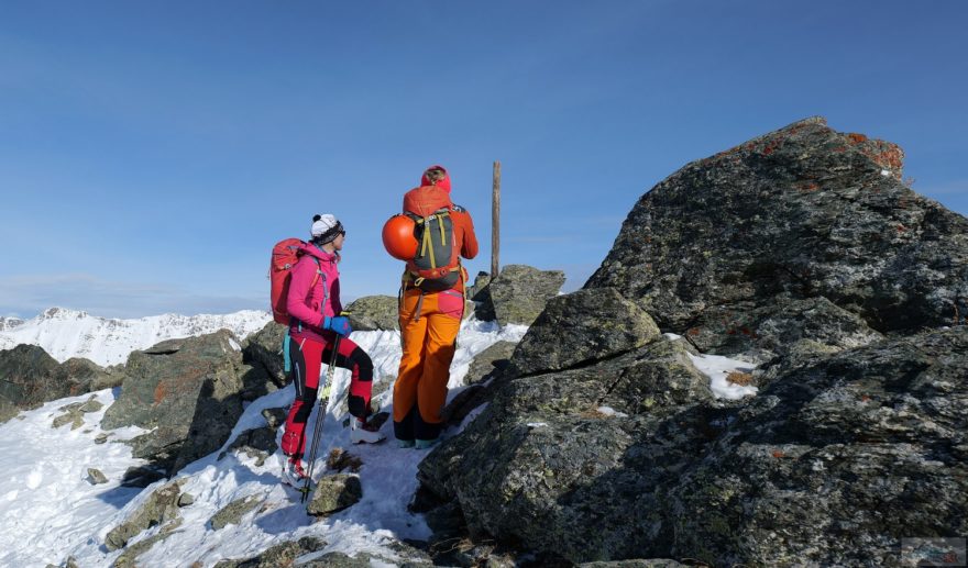 Místo vrcholového kříže je na Monte Rocca vrcholová dřevěná tyčka