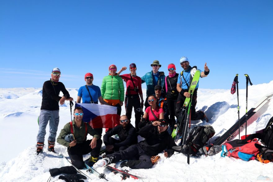 Část účastníků československého firnového memoriálu v Norsku na Storebjørnu (2222 m)