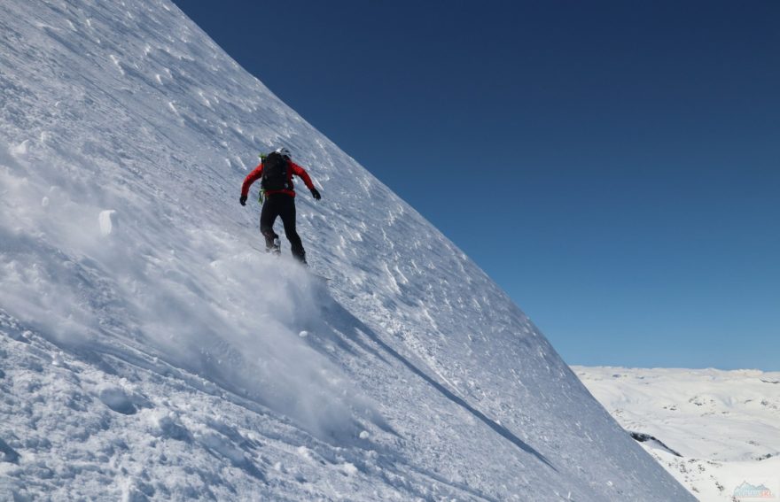 Sjezd ze Storebjørnu (2222 m) na splitboardu