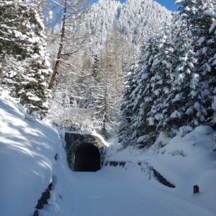 Od jezera Lago di Anteselva si můžeme v zimě vyšlápnout na skialpech do sedla Staller Sattel. Jižní Tyrolsko, Itálie.