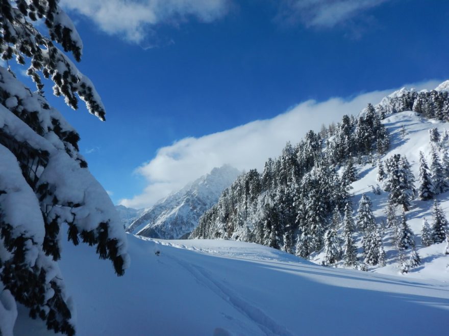 Výstup na skalnatý vrchol Almenhorn od jezera Obersee. Jižní Tyrolsko, Alpy.