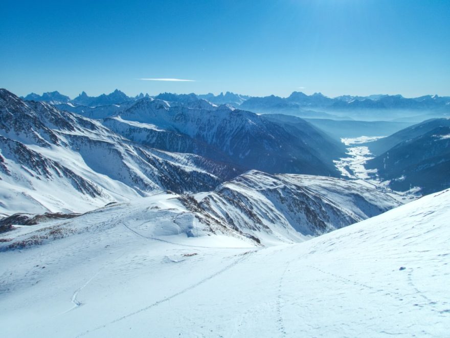 Výhled na Dolomity z vrcholu Hochkreuzspitze na italsko-rakouském pomezí. Jižní Tyrolsko.