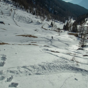 Jarní sjezd z vrcholu Hochkreuzspitze na italsko-rakouském pomezí. Jižní Tyrolsko.