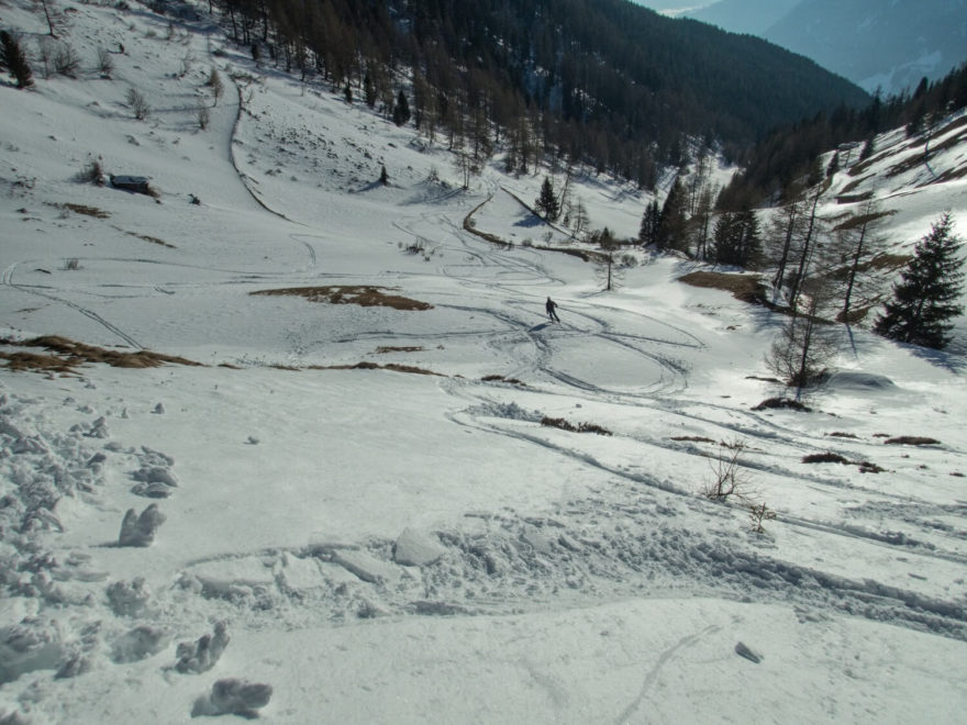 Jarní sjezd z vrcholu Hochkreuzspitze na italsko-rakouském pomezí. Jižní Tyrolsko.