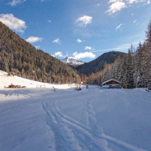 Úvodní část skialpové túry na vrchol Rotlahner nad střediskem Santa Maddalena, Jižní Tyrolsko, italské Alpy.