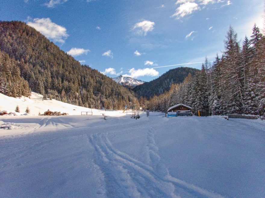 Úvodní část skialpové túry na vrchol Rotlahner nad střediskem Santa Maddalena, Jižní Tyrolsko, italské Alpy.