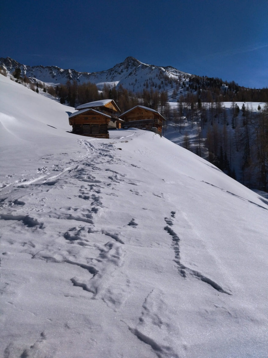 Skialpová túra na vrchol Rotlahner nad střediskem Santa Maddalena, Jižní Tyrolsko, italské Alpy.