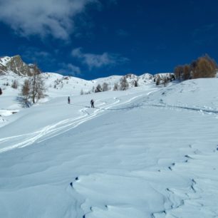 Skialpová túra na vrchol Rotlahner nad střediskem Santa Maddalena, Jižní Tyrolsko, italské Alpy.