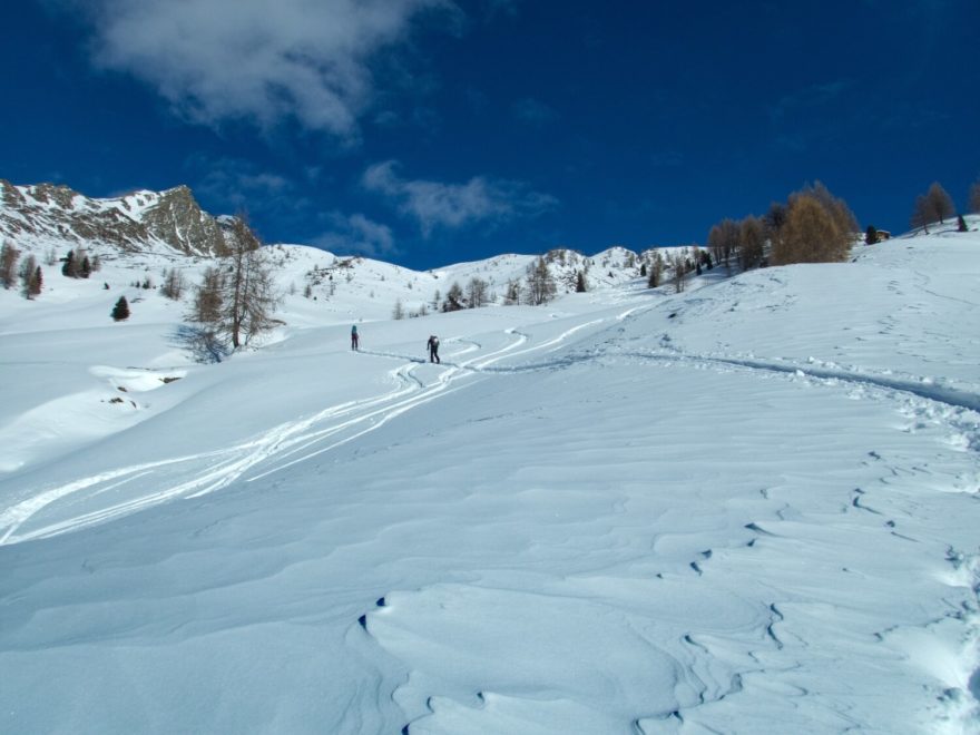 Skialpová túra na vrchol Rotlahner nad střediskem Santa Maddalena, Jižní Tyrolsko, italské Alpy.