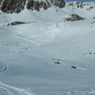 Sjezd ze sedla pod vrcholem Rotlahner nad střediskem Santa Maddalena, Jižní Tyrolsko, italské Alpy.