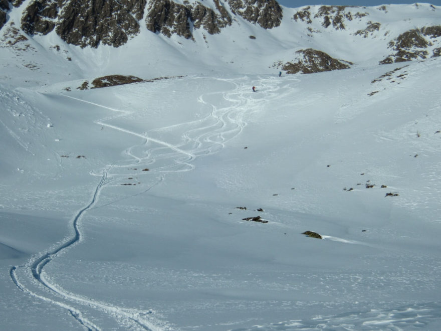 Sjezd ze sedla pod vrcholem Rotlahner nad střediskem Santa Maddalena, Jižní Tyrolsko, italské Alpy.