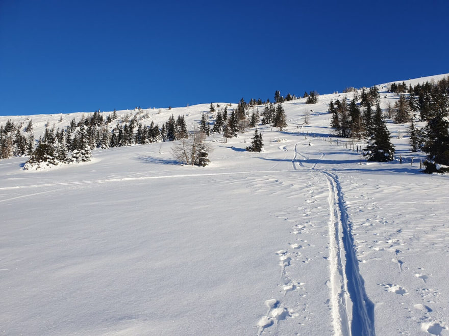 Skialpová túra na blízký Kareck začíná/končí sjezdem, resp. výstupem k horní stanici Tschaneckbahn.