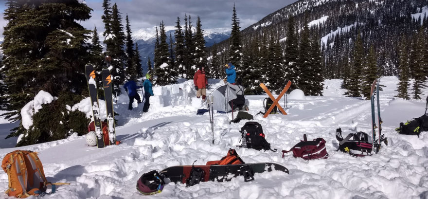 V programu Ski and Snowboard Guide Training na WAS osvojíte např. dovednosti na laně a absolvujete lavinové kurzy.