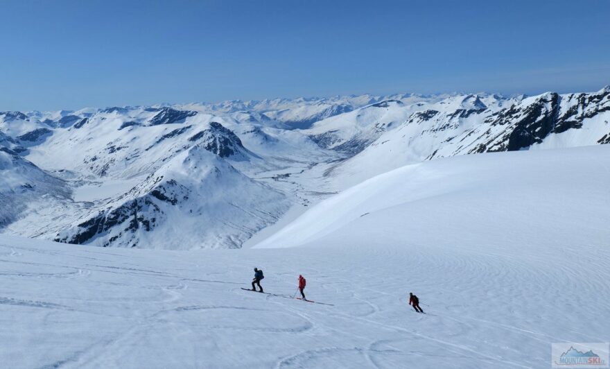 Pohodový jarní sjezd z Nonstindenu (1573 m) s dokonalou kulisou okolních hor