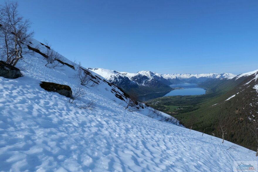 V dolní části výstupu na Kyrkjetaket (1439 m) s vyhlídkou na Isfjorden