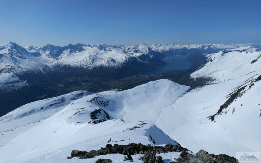 Vyhlídka z vrcholu Kyrkjetaket (1439 m) na Isfjorden