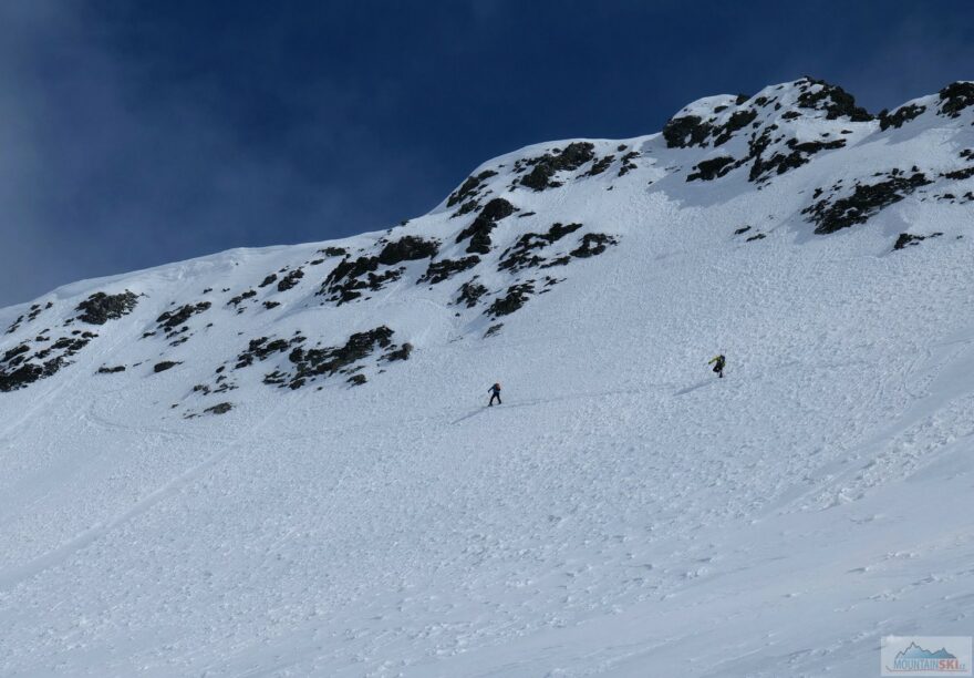 Traverz k pěšímu výstupu na hřeben vedoucí na Bakarse Skagsnebb (2093 m)