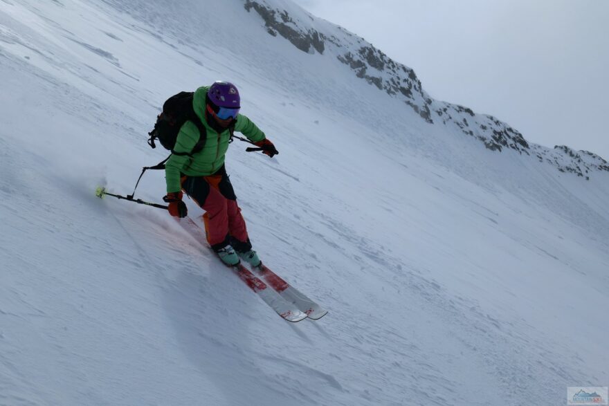 Sjezd po ledovci Hurrabrean z hřebene mezi Hurbreatinden (2064 m) a Bakarse Skagsnebb (2093 m)