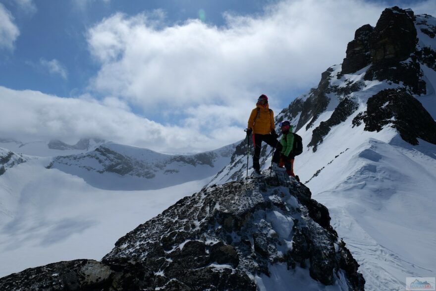 Dámská dvojice na hřebenu mezi Bakarse Skagsnebb (2093 m) a Skagsnebb (2003 m)