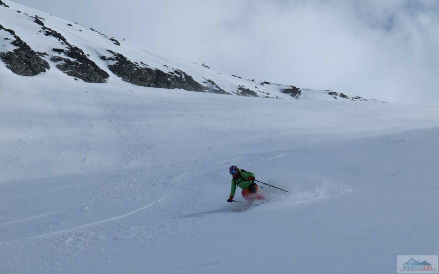 Sjezd po ledovci na severních svazích z Skagsnebb (2003 m)