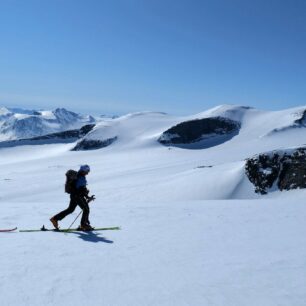 Na hřebenu u Galdhøe (2283 m) s výhledem na Galdhøpiggen (2469 m)