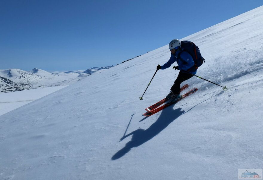 Sjezd z Kjelhøe (2223 m)