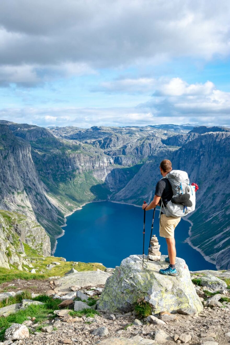 Merino, bambus, syntetika, coolmax…. Jaké je vlastně nejlepší sportovní prádlo na zimní sporty. Photo by Sébastien Goldberg on Unsplash