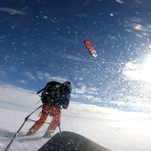 Pro spojení lyží, kite, saní a traverzu Laponska se rozhodla současná držitelka Guinessova rekordu v nejdelší kitesurfingové cestě bez supportu ve filmu Lapland Explorer, který můžete vidět na Snow Film Festu