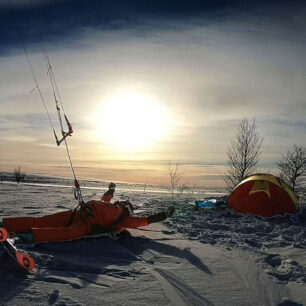 Pro spojení lyží, kite, saní a traverzu Laponska se rozhodla současná držitelka Guinessova rekordu v nejdelší kitesurfingové cestě bez supportu ve filmu Lapland Explorer, který můžete vidět na Snow Film Festu