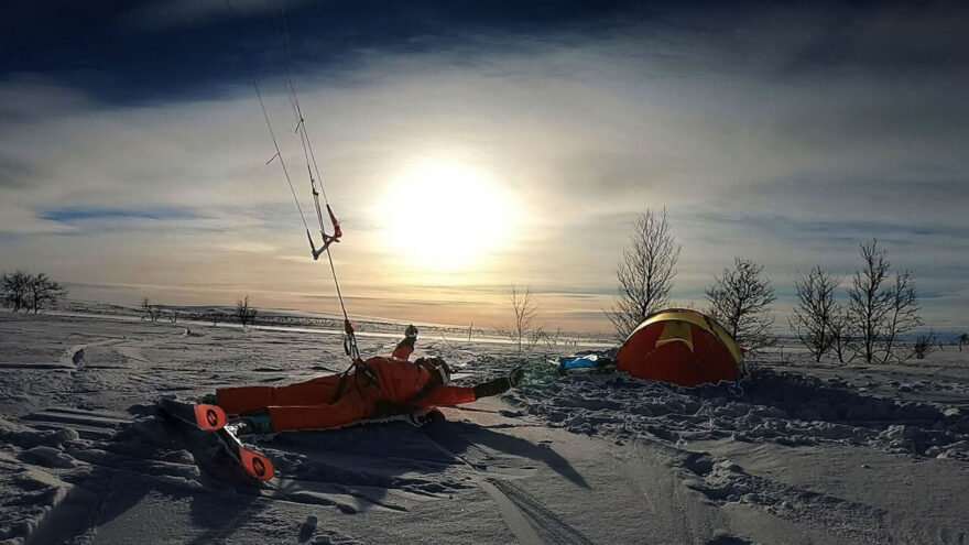 Pro spojení lyží, kite, saní a traverzu Laponska se rozhodla současná držitelka Guinessova rekordu v nejdelší kitesurfingové cestě bez supportu ve filmu Lapland Explorer, který můžete vidět na Snow Film Festu