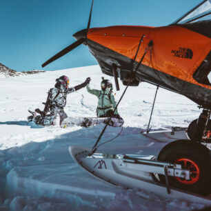 Line And Air ohromí diváky Snow Film Festu neuvěřitelnými výhledy z paluby ultralehkého letadla a svobodou, kterou si autor Geraldine Fasnacht užívá při jízdě na snowboardu.