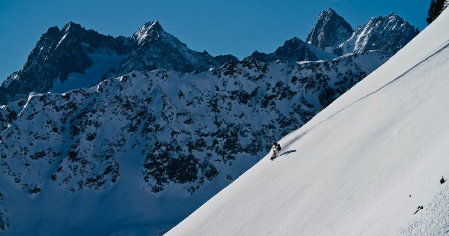 Line And Air ohromí diváky Snow Film Festu neuvěřitelnými výhledy z paluby ultralehkého letadla a svobodou, kterou si autor Geraldine Fasnacht užívá při jízdě na snowboardu.