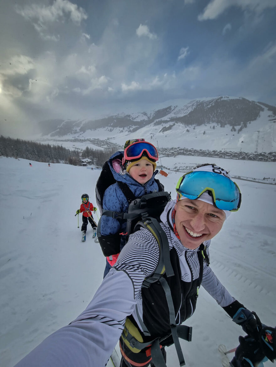 Jakub Fabián na skialpech s rodinou.