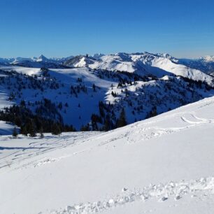 Výhled pod vrcholem směrem na lyžařské středisko Hochkar