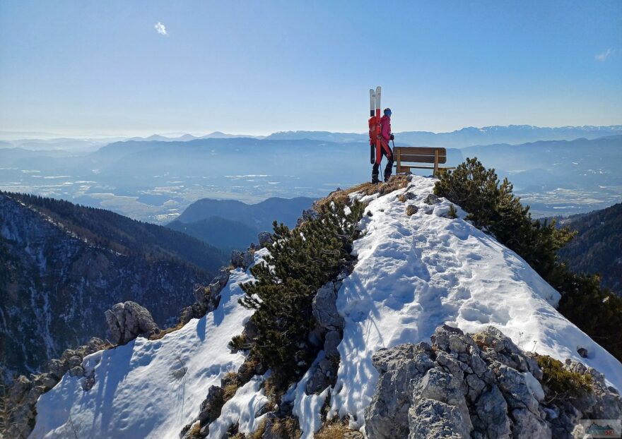 U vyhlídkové lavičky na vrcholu Srednji vrh s výhledem na jezero Bled a Julské Alpy
