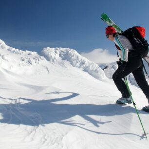 Závěrečný úsek na vrchol Mount Toma (1998 m) byl kvůli velmi tvrdému sněhu pěšky