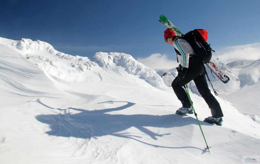 Závěrečný úsek na vrchol Mount Toma (1998 m) byl kvůli velmi tvrdému sněhu pěšky