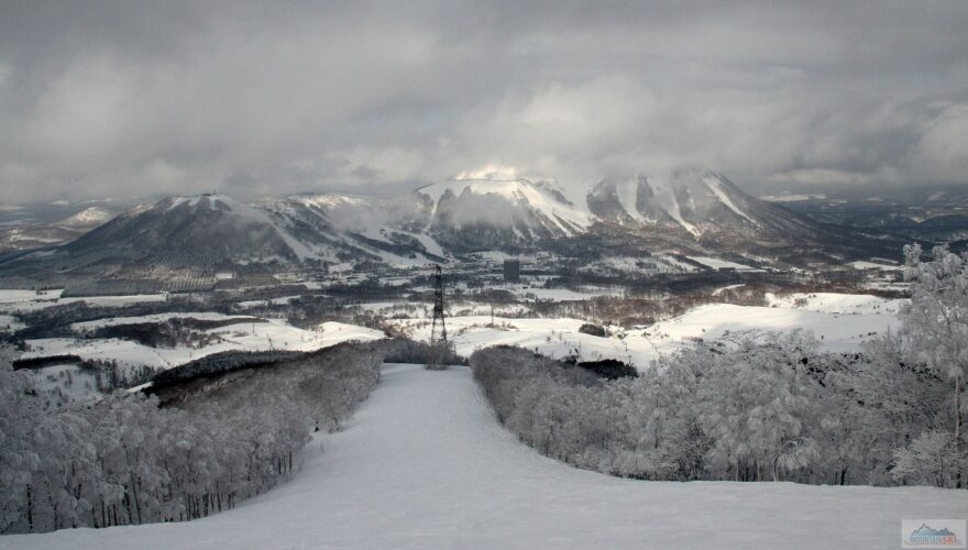Výhled na Shiribetsu z lyžařského střediska Rusutsu