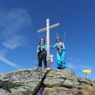 Na vrcholu Karlspitze - girls on skis 14 a 12 let
