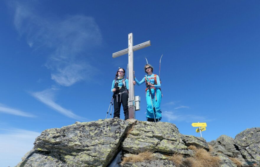 Na vrcholu Karlspitze - girls on skis 14 a 12 let